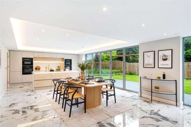 6 bed Detached for sale Image 9