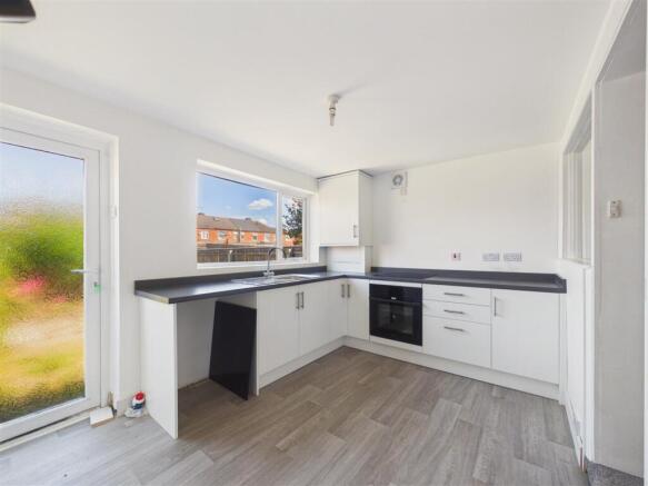 2 bed Terraced to rent Image 4