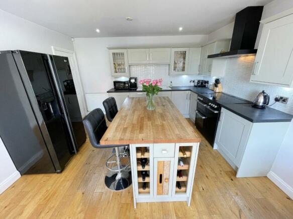 KITCHEN/DINER/SITTING