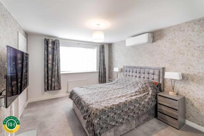 5 bed Detached for sale Image 12