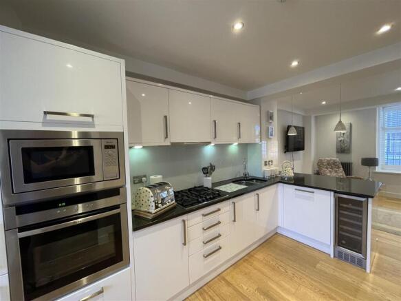 Kitchen 1.jpg