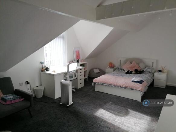 5 bed Semi-Detached to rent Image 9