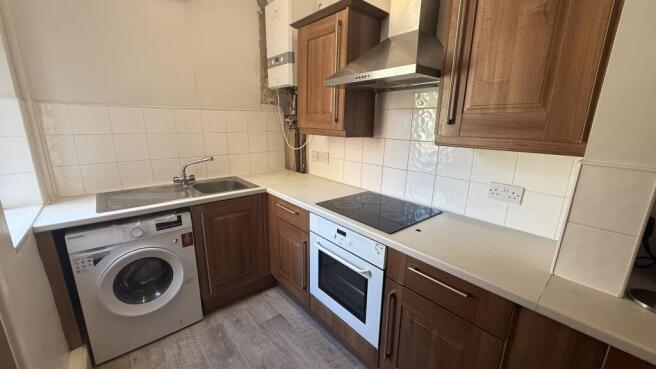 4 bed House to rent Image 4