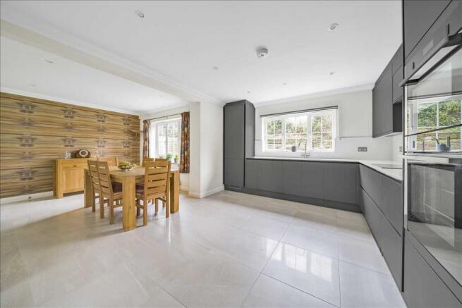 KITCHEN / DINING