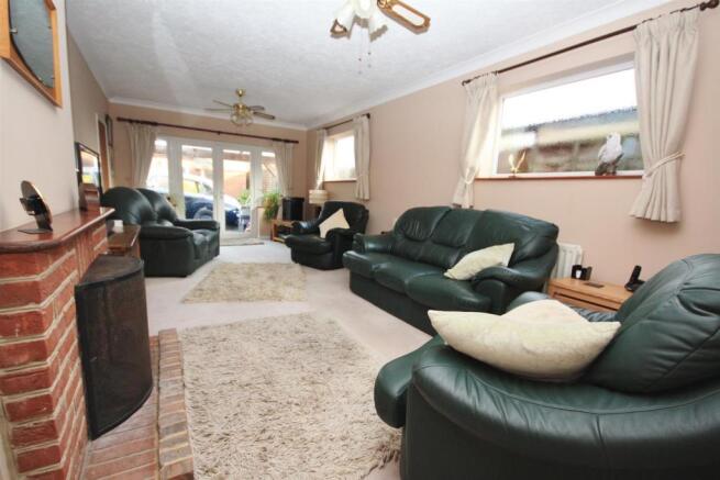 LOUNGE / DININING ROOM