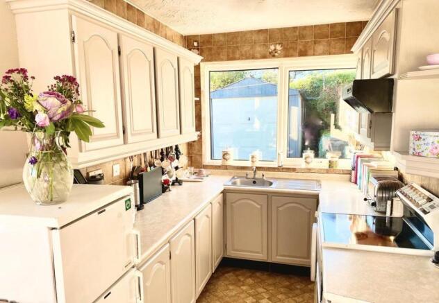 18 Kendalls Close Kitchen (04.11).jpg