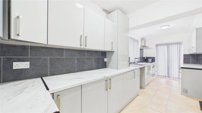 3 bed Semi-Detached to rent Image 5
