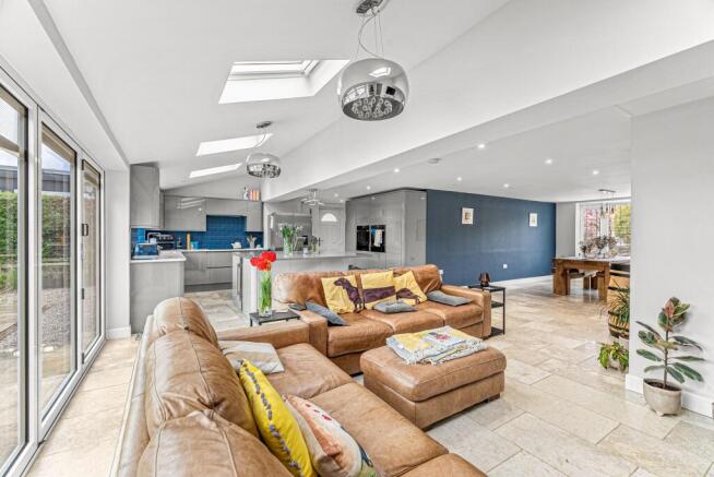 5 bed Detached for sale Image 4