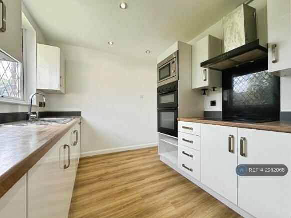 3 bed Semi-Detached to rent Image 3