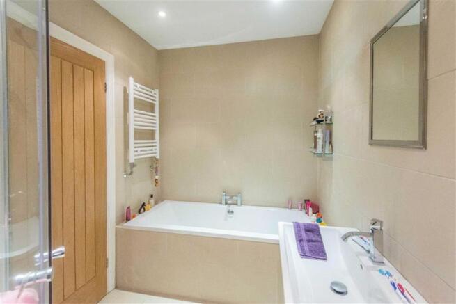 Principal Bathroom/W