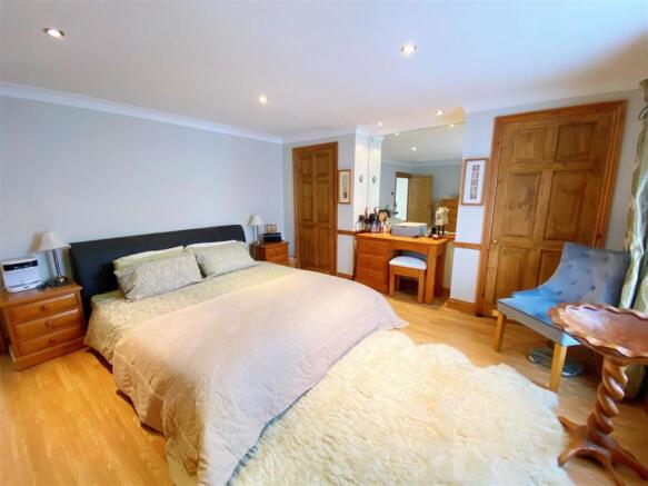 Bedroom 1 pic 2.jpg