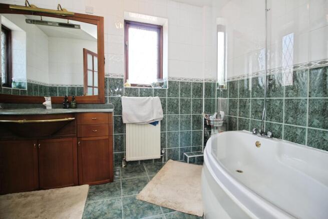 4 bed Detached for sale Image 10