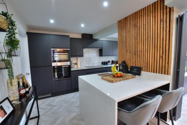 3. Kitchen: breakfast area