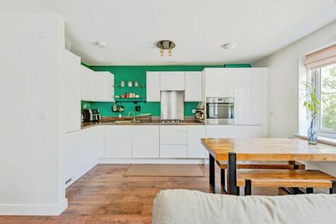 Daffodil Crescent, Crawley