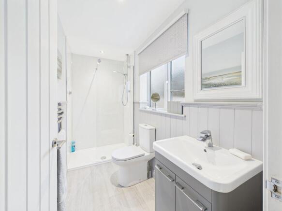 EN-SUITE SHOWER ROOM