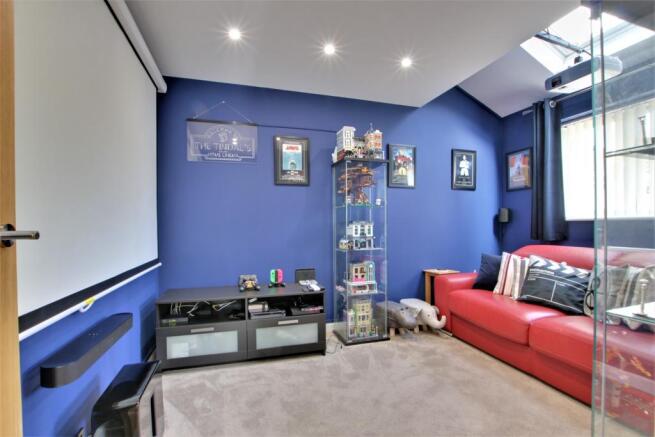 SNUG/5th BEDROOM