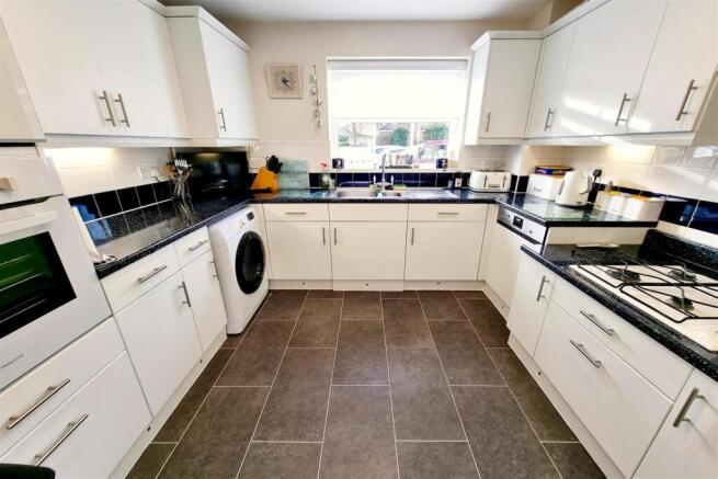 LUXURY FITTED KITCHEN: