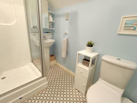MASTER BEDROOM EN-SUITE