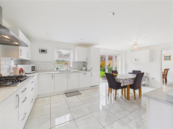 4 bed Detached for sale Image 10