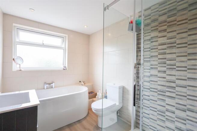 5 bed Detached for sale Image 5