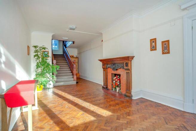Communal Entrance Hall 4.jpg
