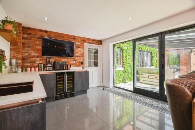 4 bed Detached for sale Image 7
