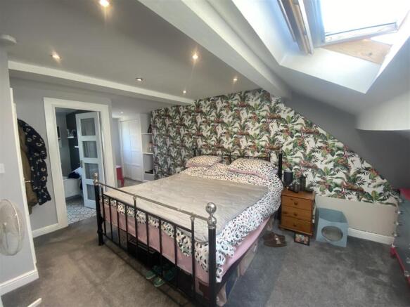 4 bed House for sale Image 8