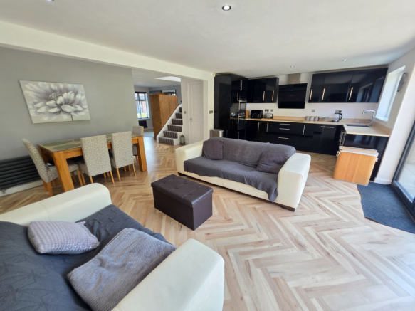 4 bed Detached for sale Image 2