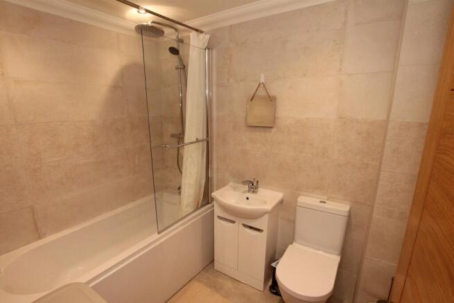 3 bed Semi-Detached Bungalow to rent Image 10