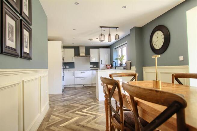 4 bed Detached for sale Image 5