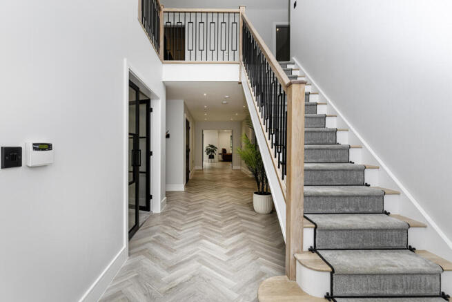 5 bed Detached for sale Image 12