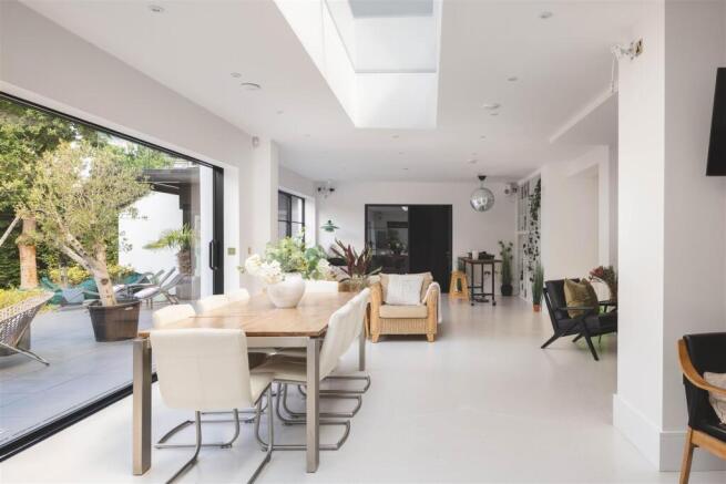 6 bed Detached for sale Image 7