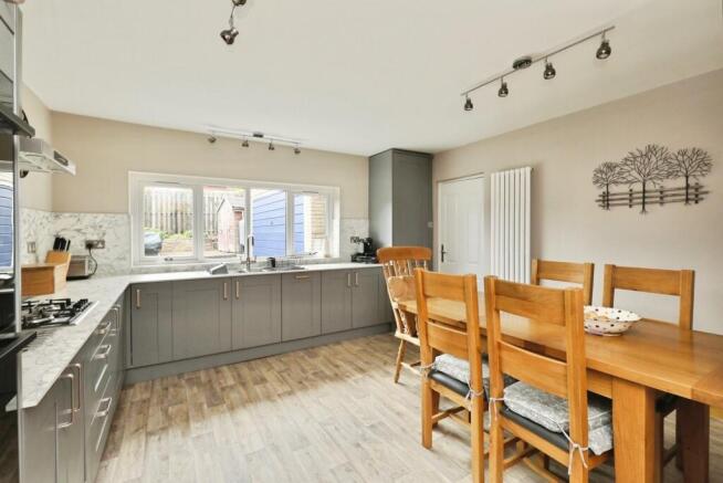 4 bed Bungalow for sale Image 9