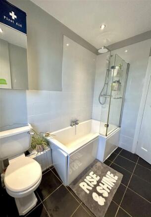 upstairs bathroom pic 2.JPG