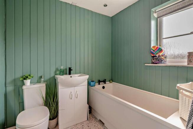 5 bed Detached for sale Image 11