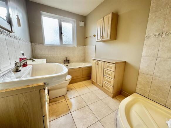 4 bed Semi-Detached for sale Image 5