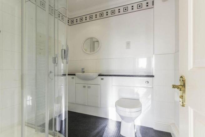 En suite showe...