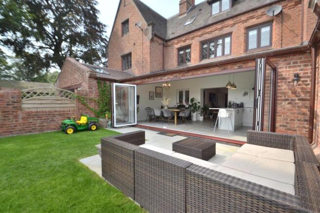 Alfresco Dining