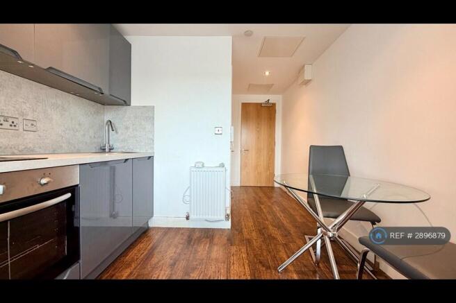 Studio to rent Image 6