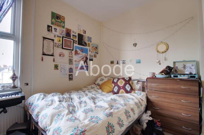 5 bed House to rent Image 4