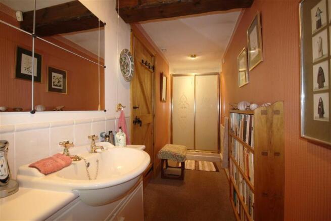CLOAKROOM/SHOWER ROO