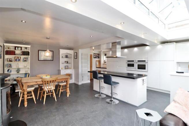 4 bed Detached for sale Image 6