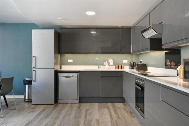 5 bed Apartment to rent Image 9