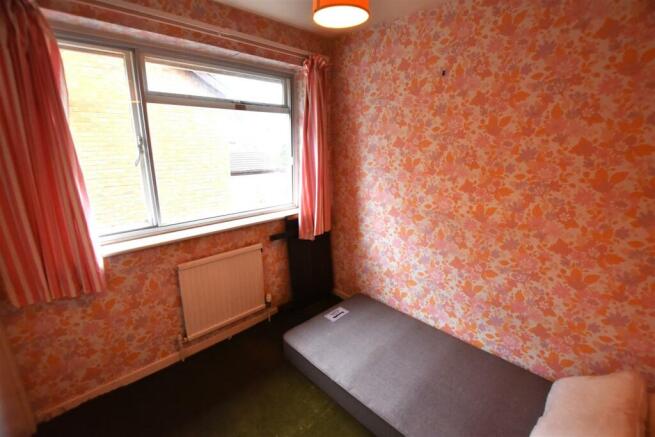 18 Old Road North - bedroom.JPG