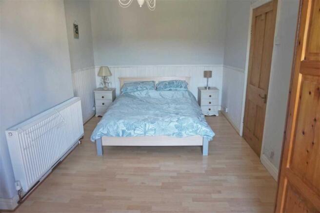 FRONT BEDROOM 1 :