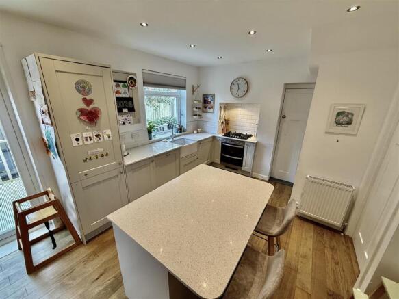 KITCHEN/DINING