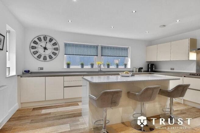4 bed Detached for sale Image 12