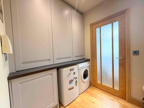 5 bed Detached for sale Image 11