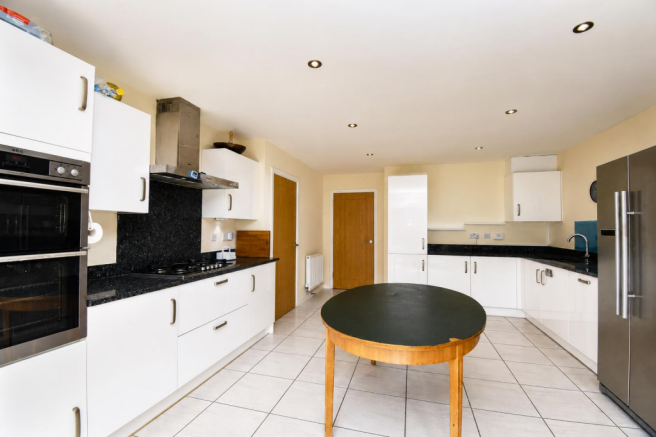 5 bed Detached for sale Image 10