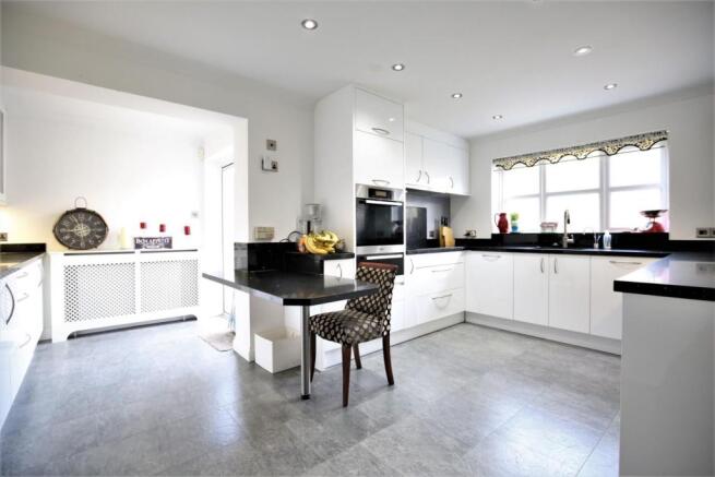 KITCHEN / FAMILY ROOM